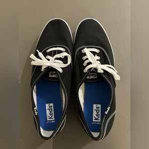 KEDS SIZE 8 — BRAND NEW
